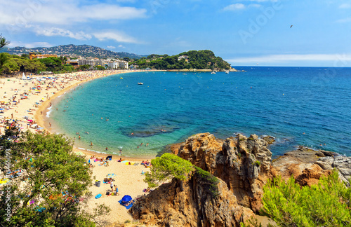 Fototapet A crowd of vacationers enjoy the warm beaches of Costa Brava in Lloret de Mar
