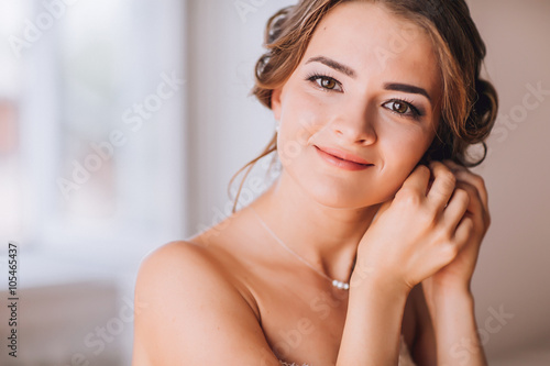 Obraz na płótnie beautiful brunette stylish bride getting ready in the morning in the room w salonie