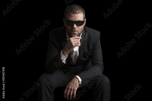 Bilde på lerret portrait of a tough cool man with sunglasses on balck background