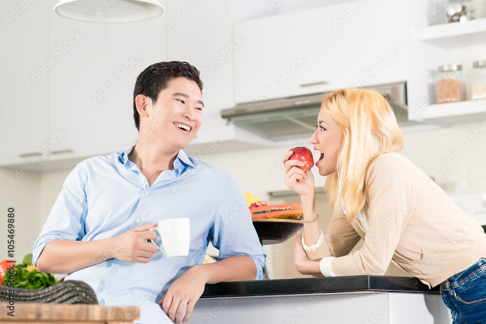 Obraz premium Asian couple having breakfast together
