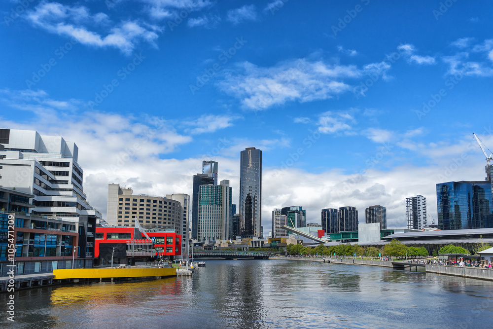 Fototapeta premium Patrząc na rzekę Yarra do północnego brzegu Melbournes