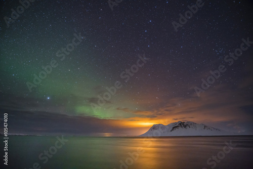Nordlichter am Nachthimmel über Island