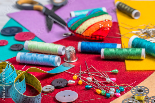 Canvastavla Various sewing accessories on a colored felt.