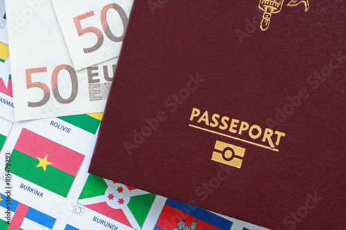 Passeport et drapeaux du monde