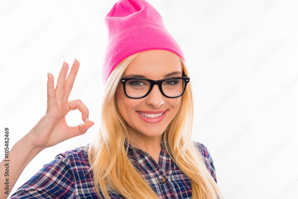 Portrait of attractive girl in hat and glasses gesturing 