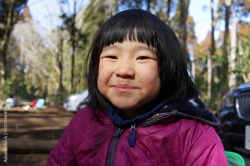 笑顔の少女 アウトドア おかっぱ頭 バストショット 笑顔の少女 アウトドア おかっぱ頭 バストショット