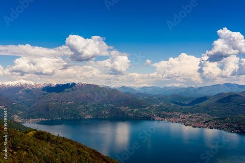 Blick   ber den Lago Maggiore und s  dliche Alpen  Oberitalien