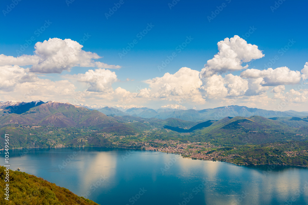Blick über den Lago Maggiore und südliche Alpen, Oberitalien