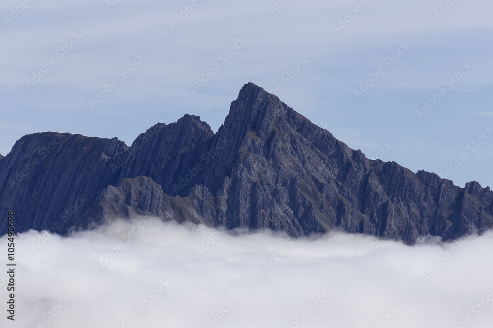 Fototapeta premium felsiger Alpengipfel im Nebel