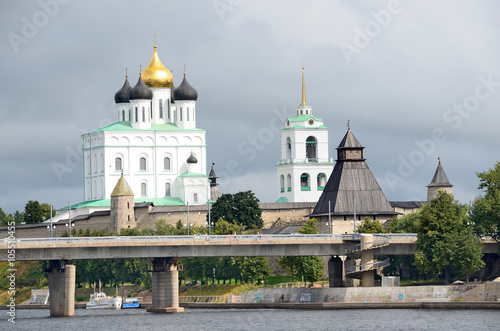 Псковский кремль с Троицким собором, мост через реку