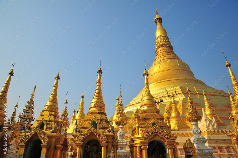 Fototapeta premium Shwedagon Pagoda in Yangon, Myanmar