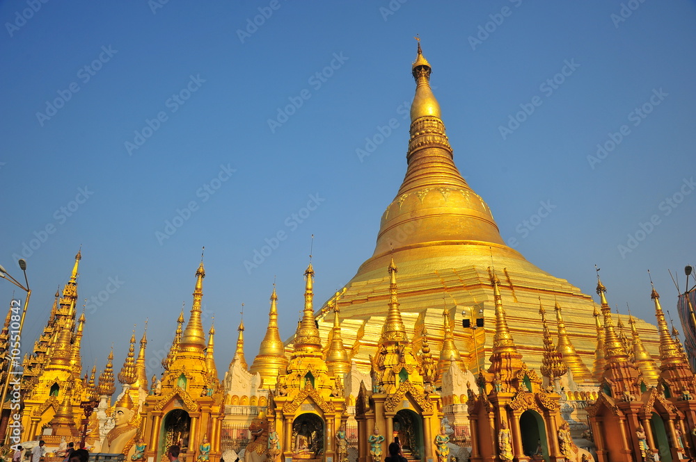 Fototapeta premium Shwedagon Pagoda in Yangon, Myanmar