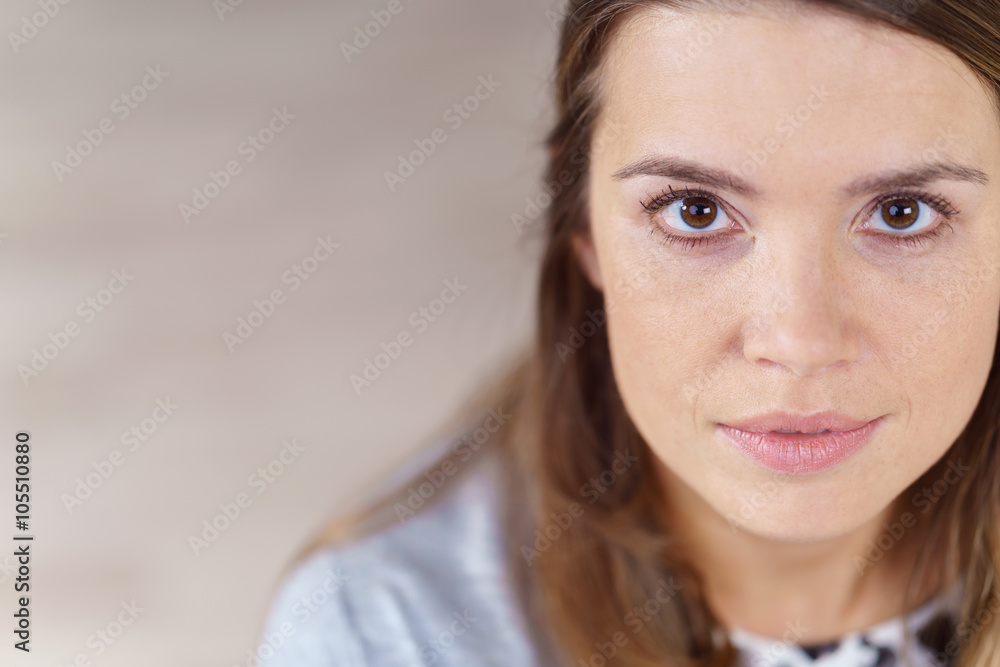 portrait einer sympathischen jungen frau mit braunen augen portrait einer sympathischen jungen frau mit braunen augen