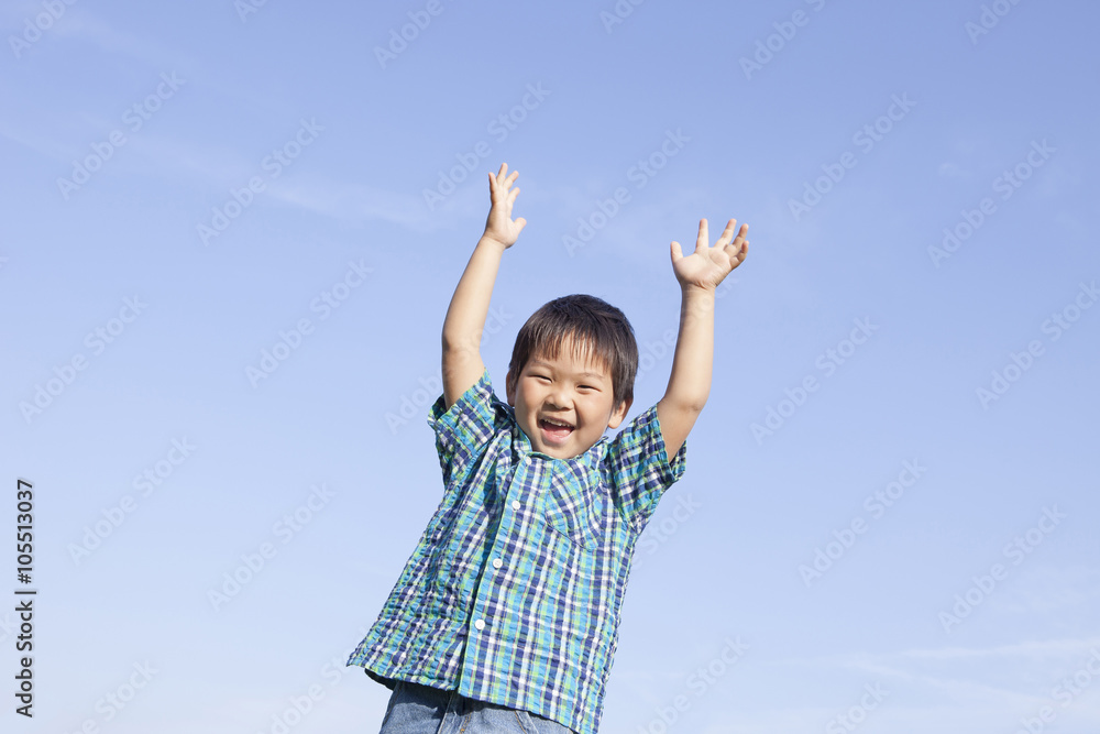 青空とバンザイする子供 青空とバンザイする子供