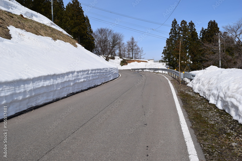 雪国の道路／雪国の山形県で、降雪後の道路を撮影した写真です。