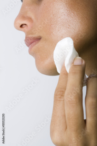 Plakat w ramie application de crème sur des bouton du visage femme