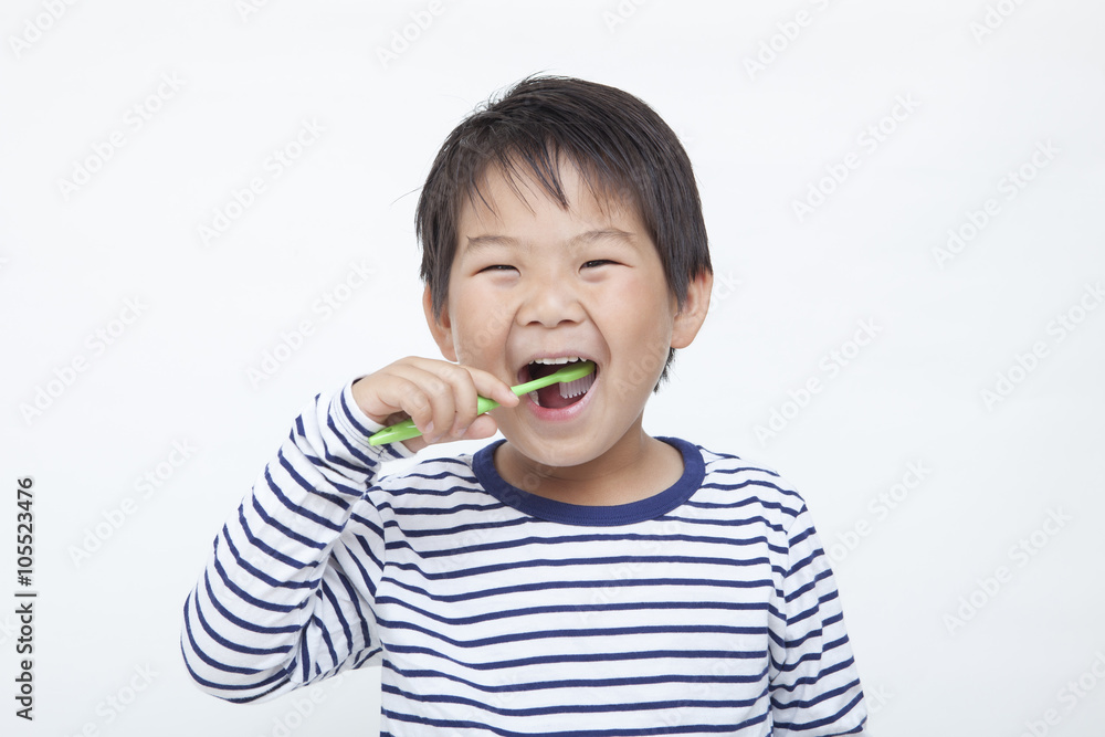 歯磨きする子供 歯磨きする子供