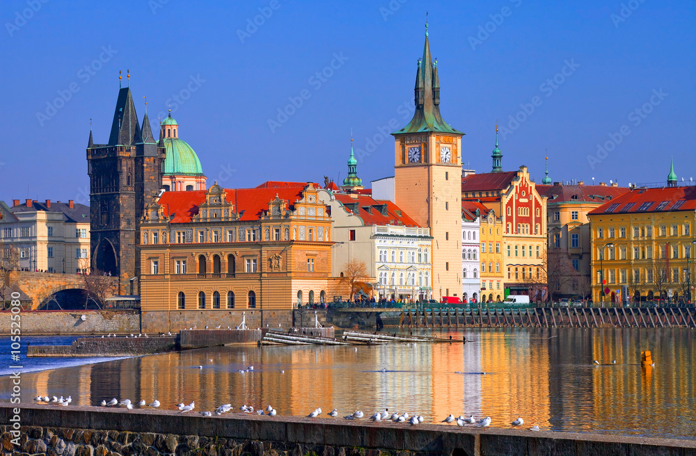 Fototapeta premium Prague, pont Charles et vieille ville vue de la rive gauche