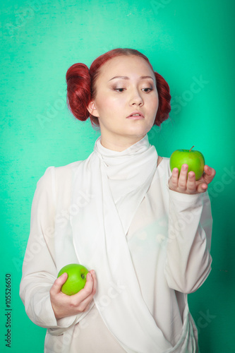 Fotografía beautiful sexy girl Leia Organa Solo with green apple