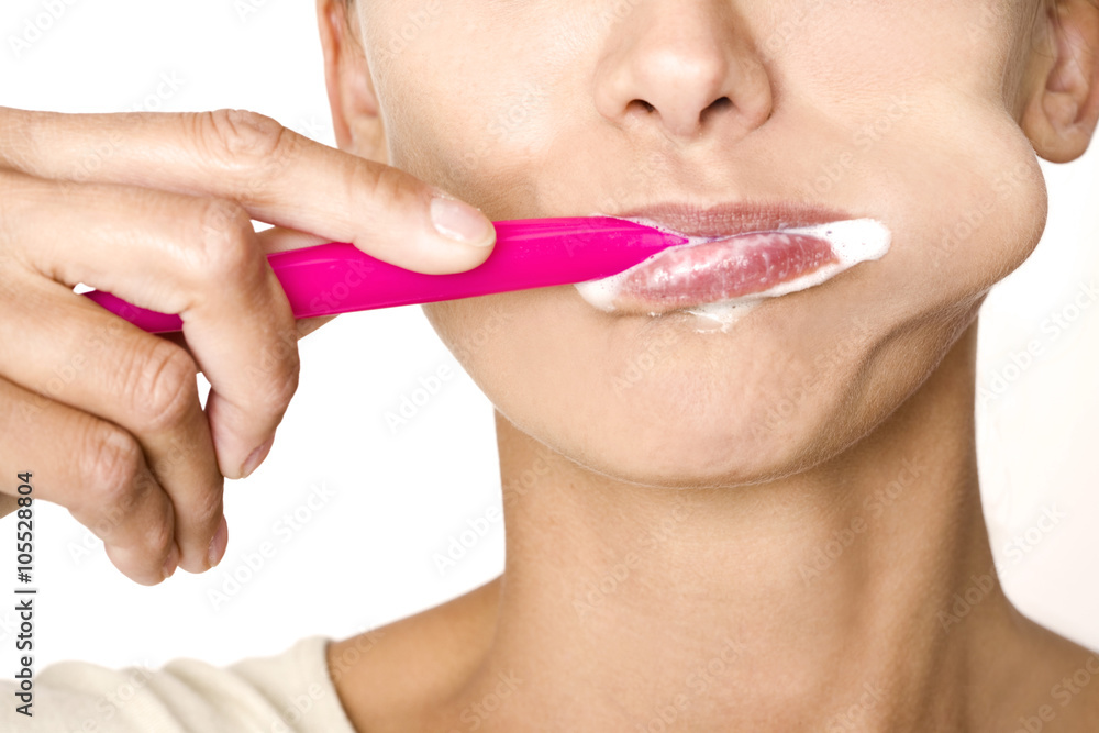 gros plan de femme qui se brosse les dents gros plan de femme qui se brosse les dents