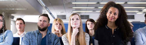 Foto Young people interested in lecture