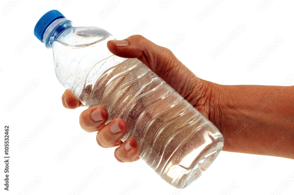 Une petite bouteille d'eau en main Stock Photo