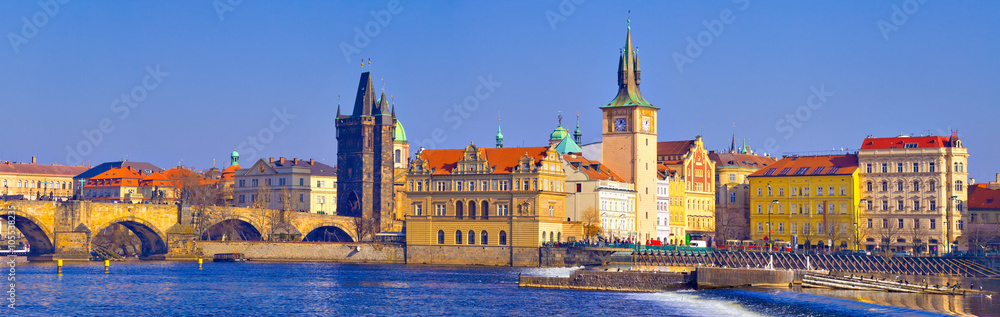 Fototapeta premium Prague, pont Charles et vieille ville vue de la rive gauche