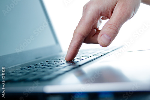 Tippen auf Tastatur