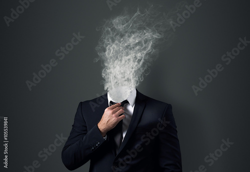 Burnout man Rauch Anzug