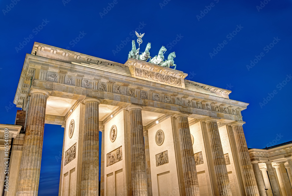 Naklejka premium Berlins famous landmark, the Brandenburger Tor, at night