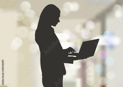 Femme au bureau avec ordinateur