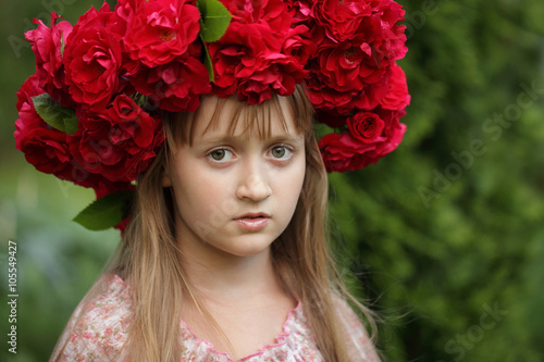 Wallpaper Mural Девушка с красными розами на голове Torontodigital.ca