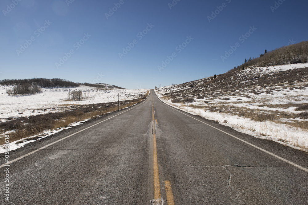 Carretera solitaria por el desierto de USA. Carretera solitaria por el desierto de USA.