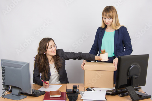 фотографія Office employee happily helps collect things sacked colleague