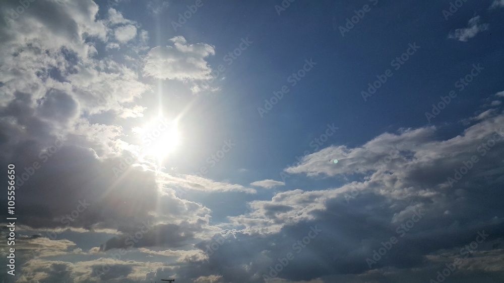 Obraz premium Shining sun and beautiful cloudscape as a background
