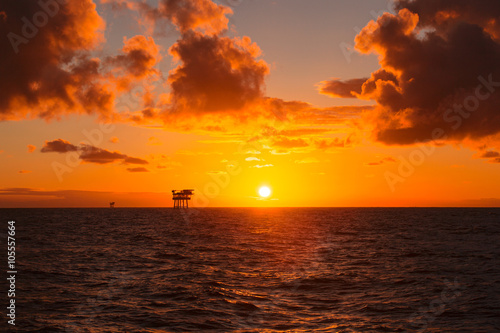 Valokuvatapetti Oil platform at sunset
