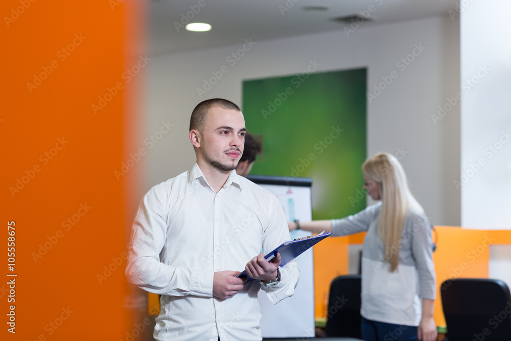 Obraz premium Group of friendly businesspeople with male leader in front