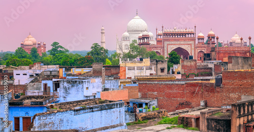 Foto Old town of Agra with Taj Mahal, India