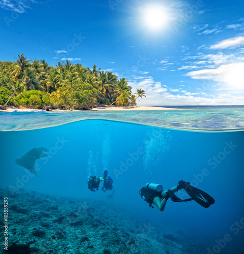 Fototapeta Naklejka Na Ścianę i Meble -  Underwater coral reef with scuba divers and manta