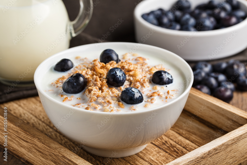 Müsli mit Blaubeeren - Cerals with blueberries Müsli mit Blaubeeren - Cerals with blueberries