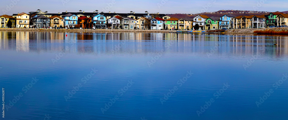 Fototapeta premium The blue lake of Sparks Marina against the backdrop of colorful houses.