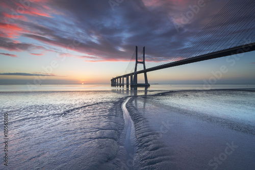 Ponte Vasco da Gama, sobre o rio Tejo em Lisboa ao nascer do sol