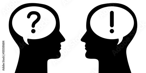 Zwei menschliche Gesichter von der Seite mit Gehirn-Sprechblasen: Frage/Antwort – schwarz-weiß, Vektor, freigestellt