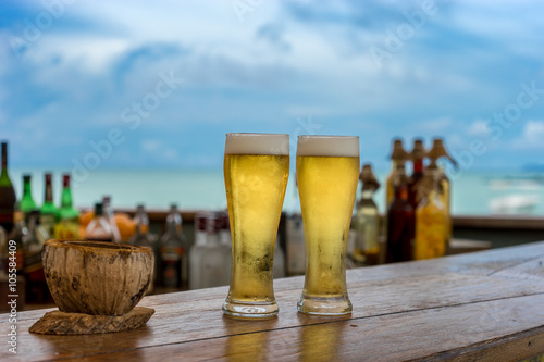 Bier mit Theke am Strand