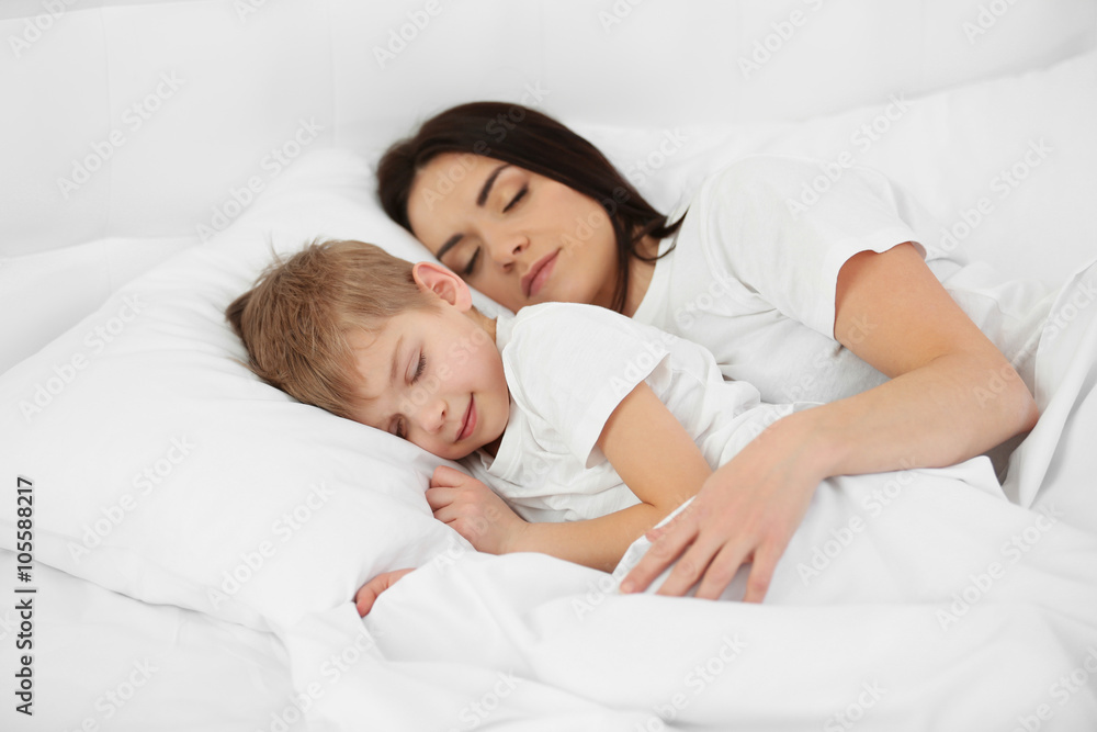 Совместный сон. Мамама с сыном в кровати. Мальчик с мамой в постели. Мамы и Сыночки спят вместе. Мать легла спать сыном