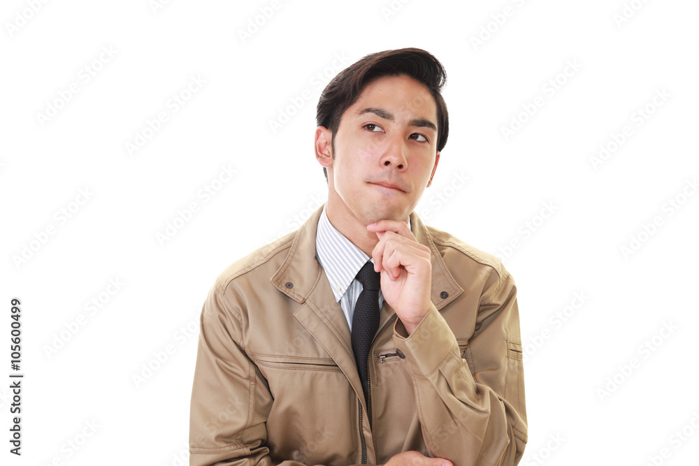 考え事をする作業員