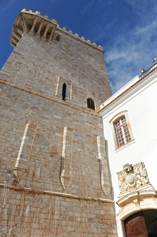 Torre de las tres Coronas en el castillo de Estremoz, Alentejo, Portugal.