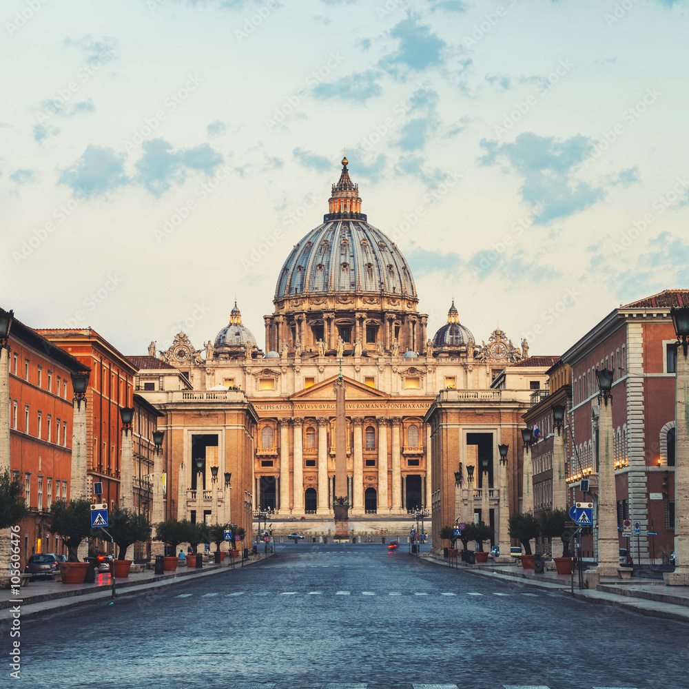 Obraz premium Bazylika św. Piotra w Watykanie rano