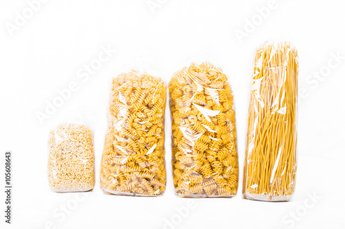 Verschiedene Nudelsorten in Tüten