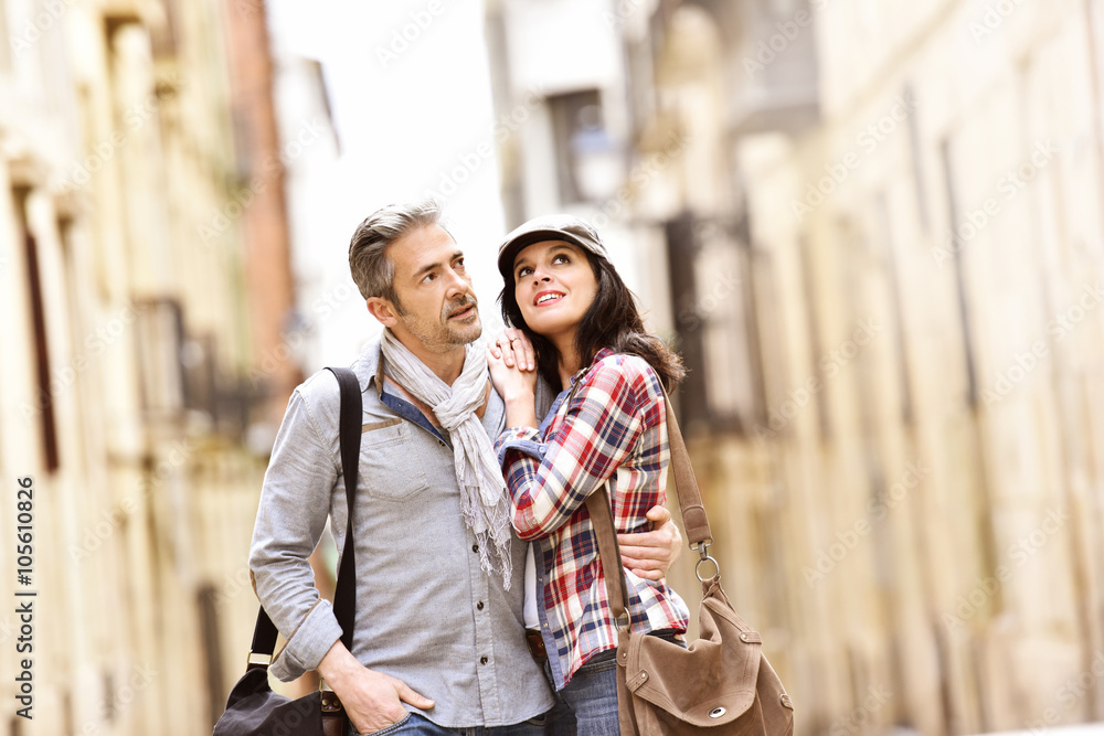 Obraz premium Couple of tourists walking in historical quarter of Spain